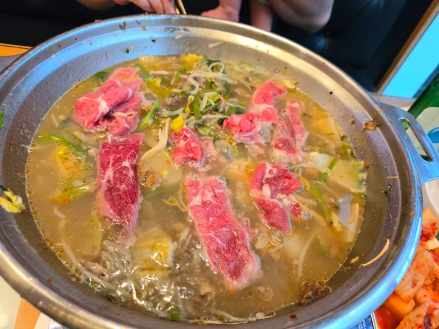 발라낸 고기에 소스 찍어 야채와 곁들인 모습