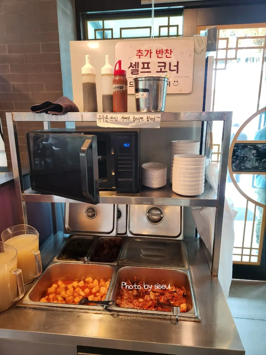 반찬과 육수, 간장소스가 놓인 셀프코너