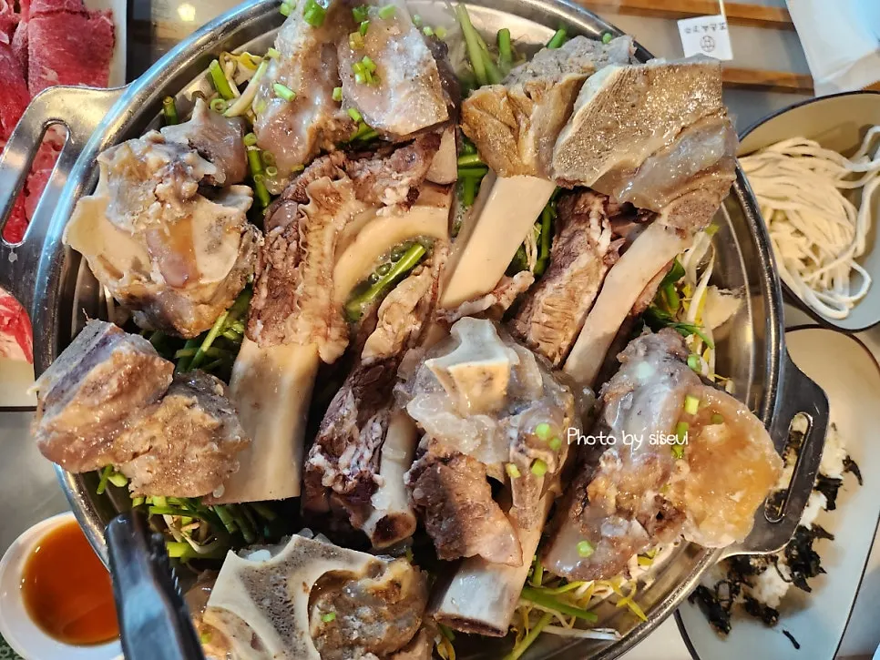 육수가 올라오며 데워지는 찜솥 전골