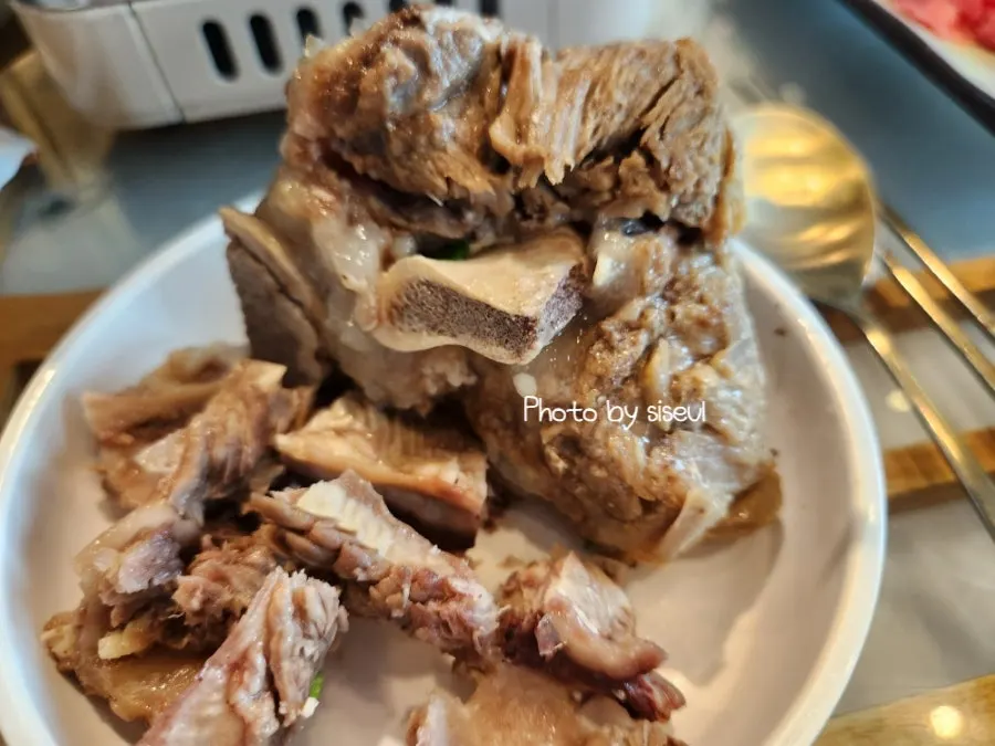 끓는 소갈비전골 육수와 채소