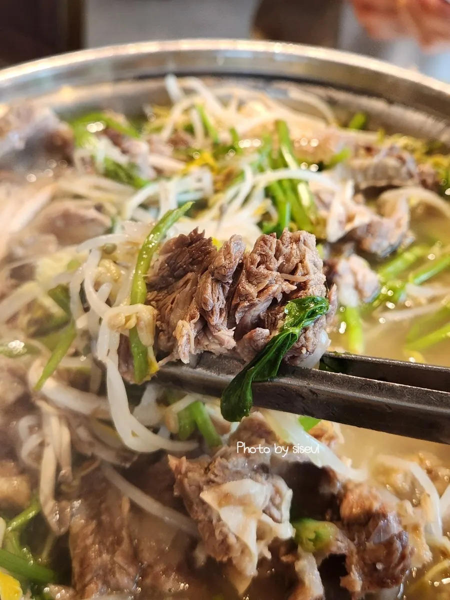 발라낸 갈비뼈가 쌓인 접시