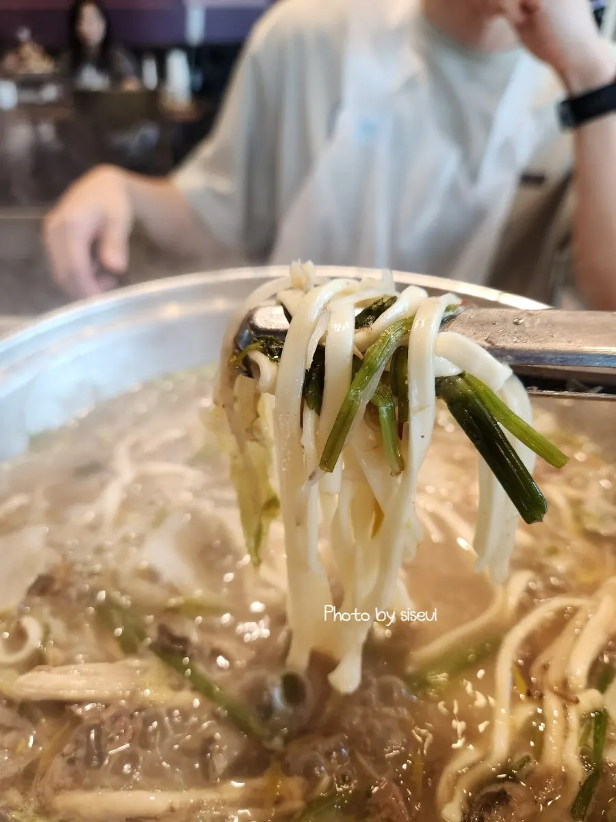 전골에 넣기 전 칼국수 사리