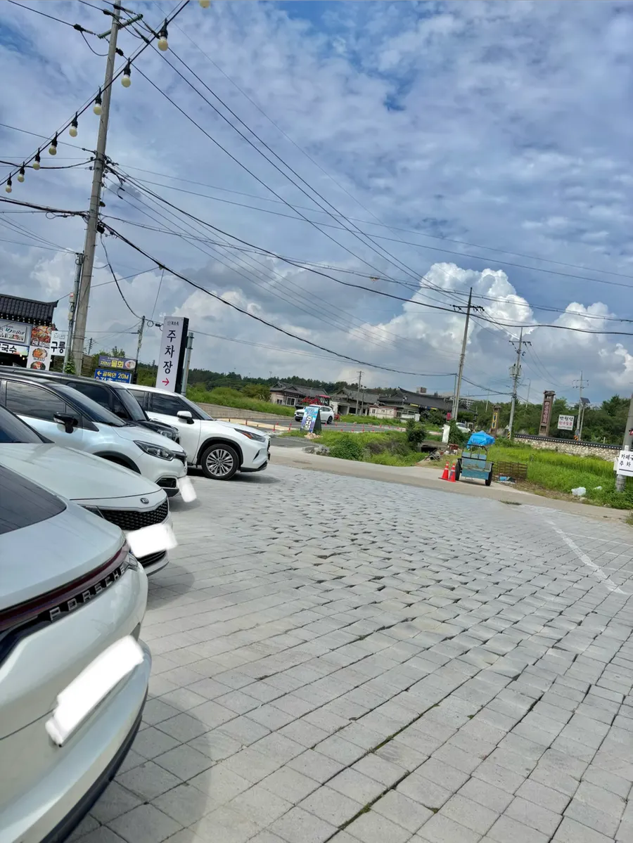 View near the entrance of Hyoeunok