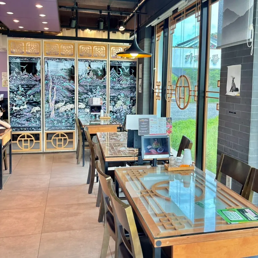 Hyoeunok's main hall seating with a traditional Korean atmosphere