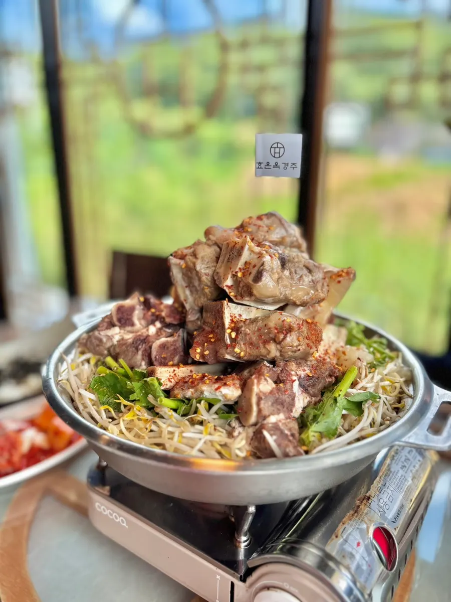 Ppyeoberest beef rib hot pot stacked like a mountain
