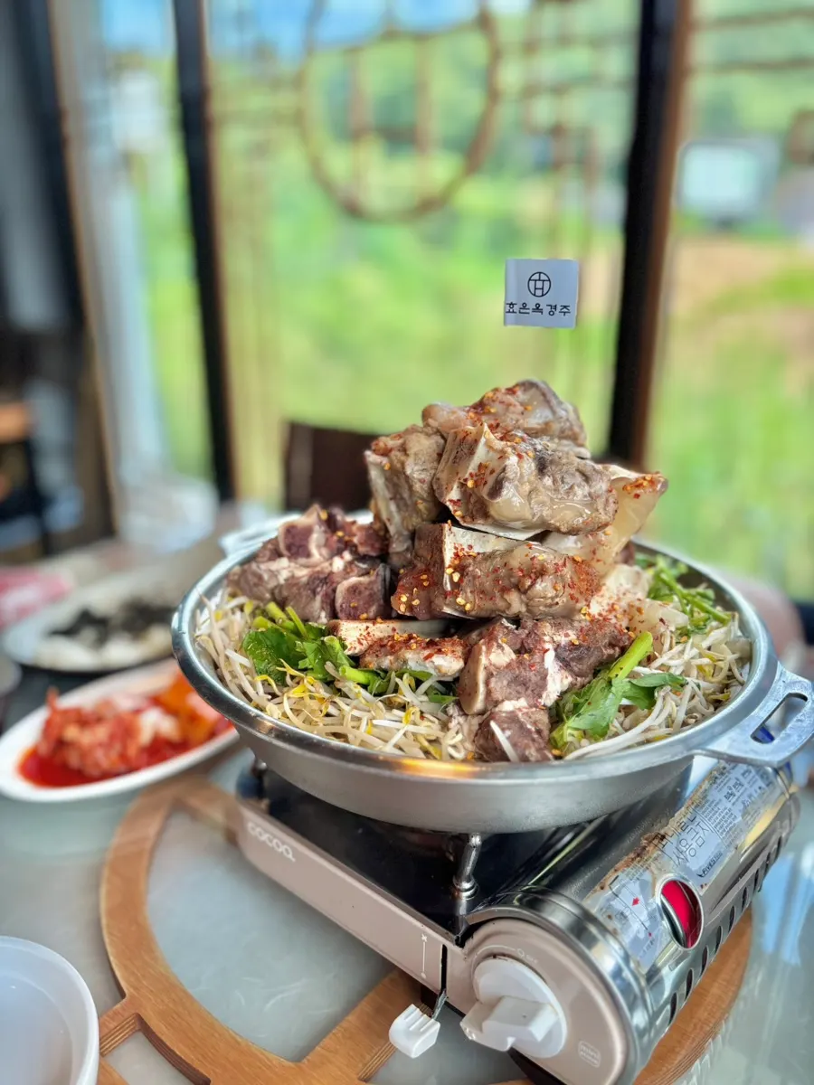 Bean sprouts and minari layered beneath the ribs and bones