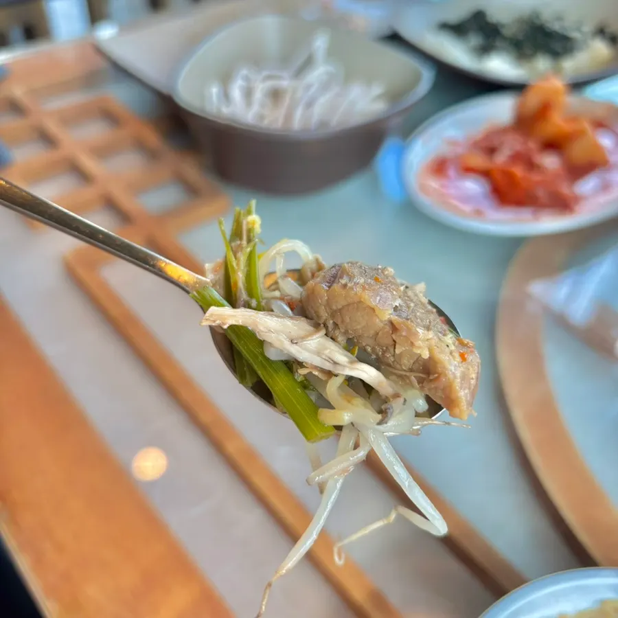 Bean sprouts and minari eaten together with the meat