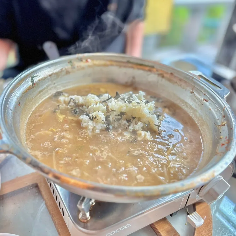 Kalguksu noodles added to the hot pot
