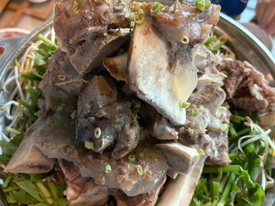 높게 쌓인 소갈비와 소뼈 25cm 전골