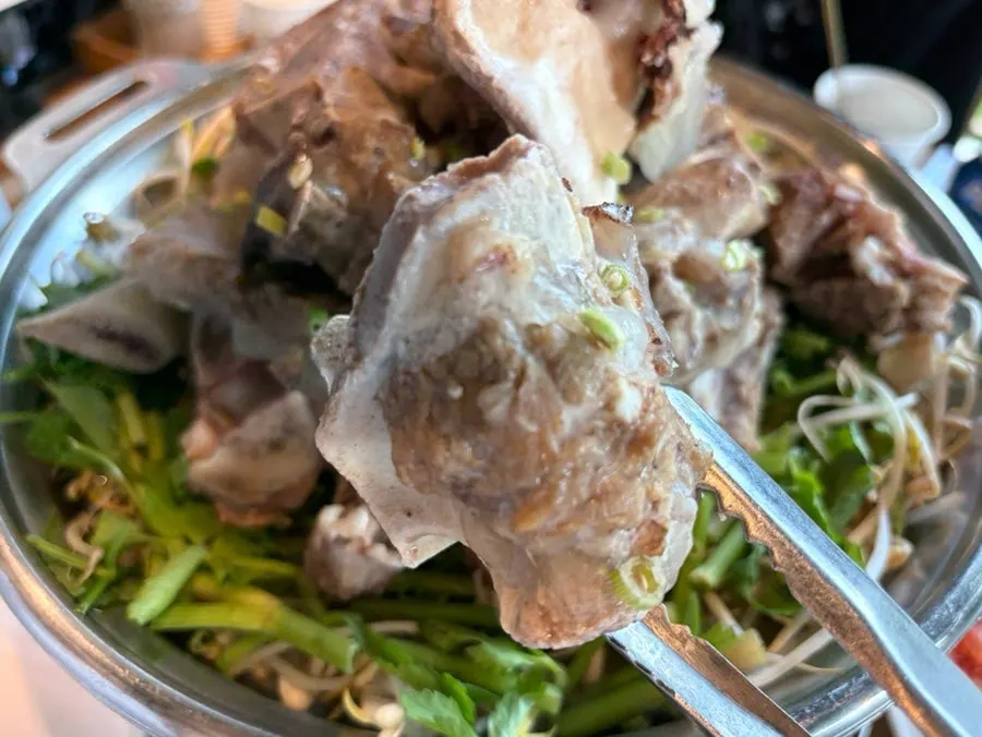 뼈에 붙은 소갈비 살과 미나리 숙주