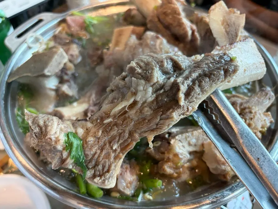 갈비탕처럼 진한 소뼈 전골 국물