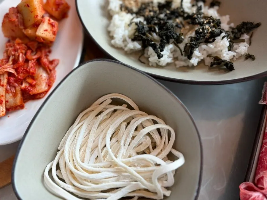 남은 육수에 넣은 칼국수 사리