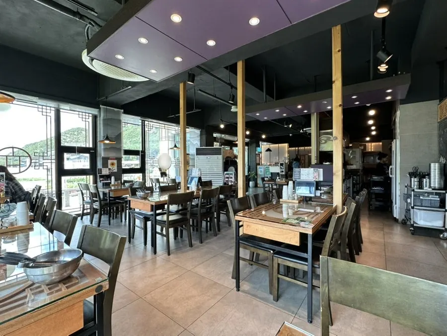 Seating arrangement at Hyoeunok Gyeongju Branch