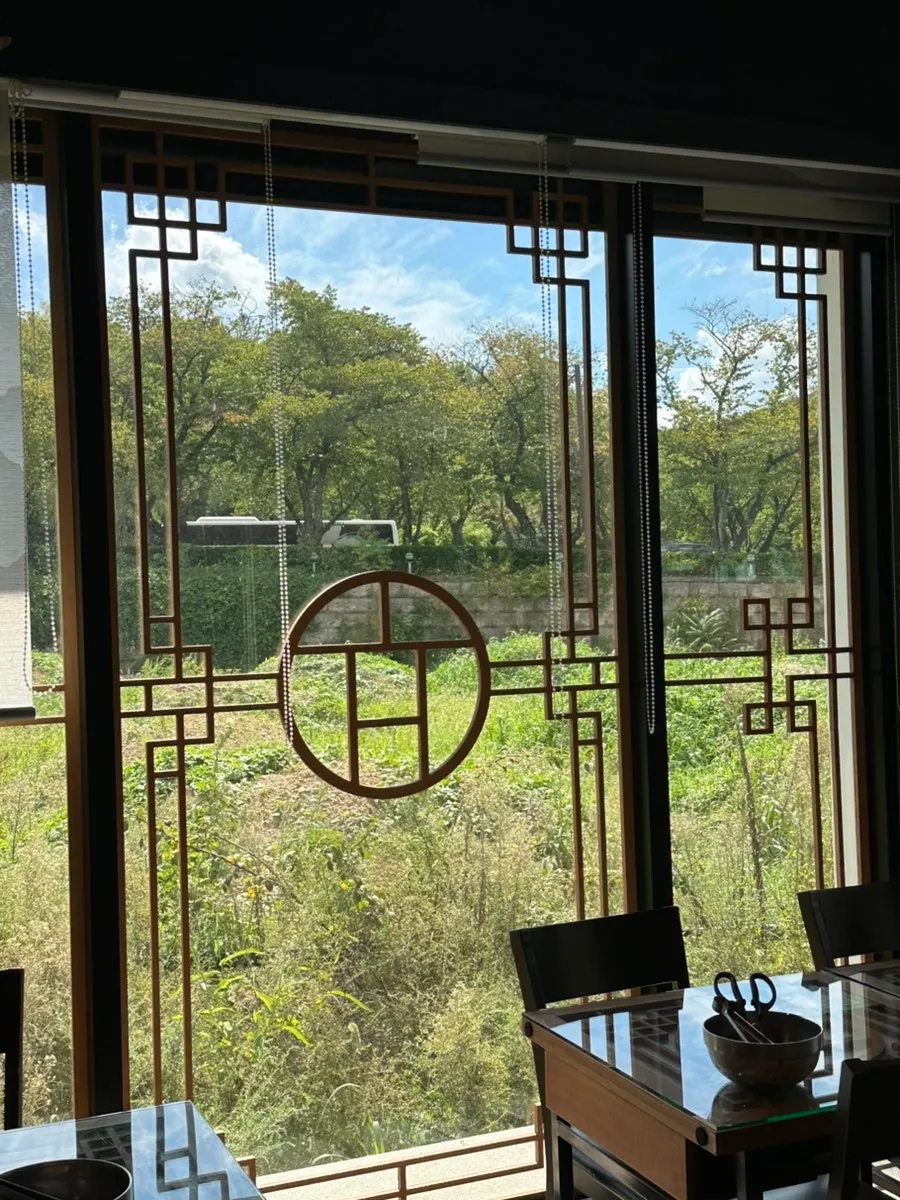 Mother-of-pearl decor and window at Hyoeunok Gyeongju Branch