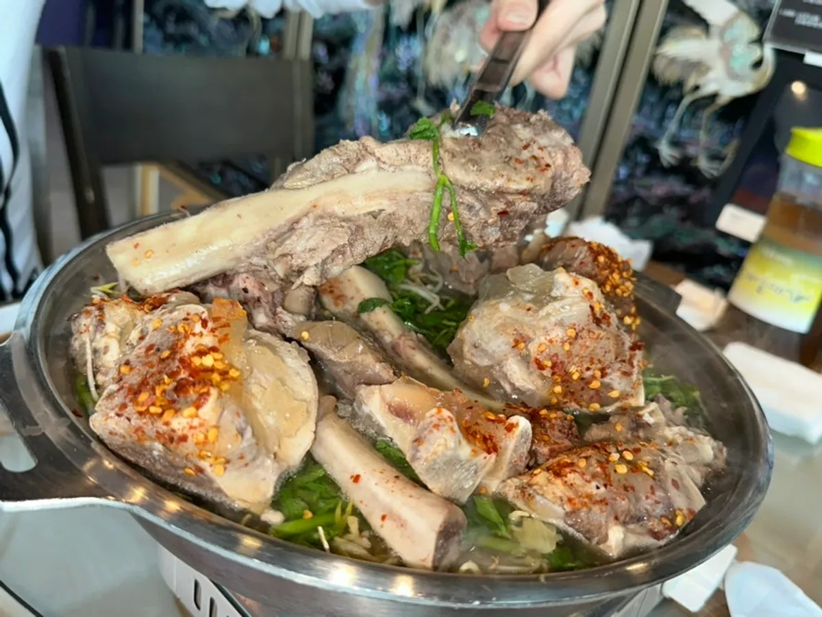 Hyoeunok's Ppyeoberest hot pot piled with beef bones