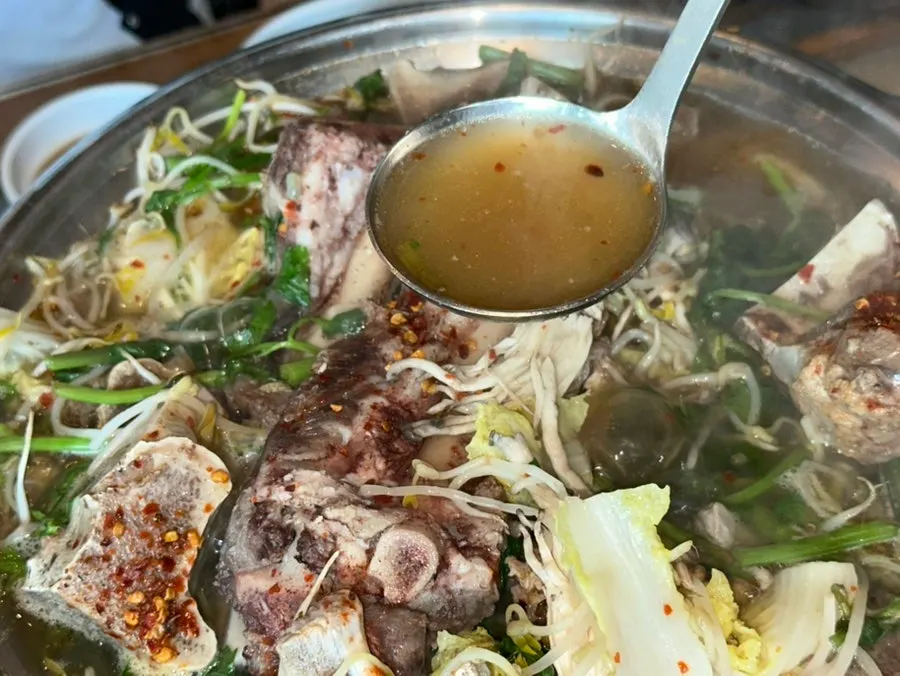 A beef bone hot pot pot full of vegetables