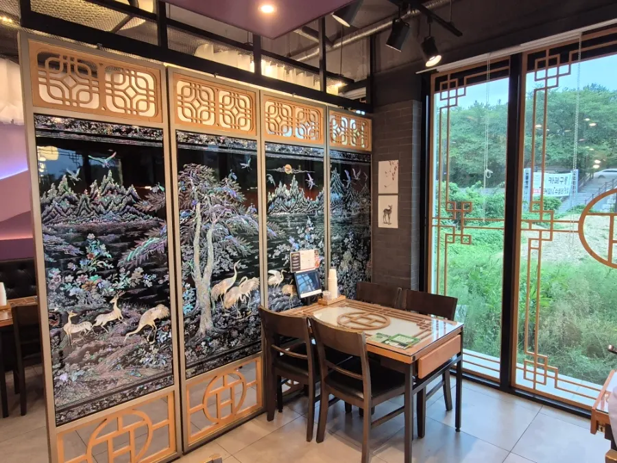 창 밖 초록 풍경이 보이는 효은옥 경주분점 좌석