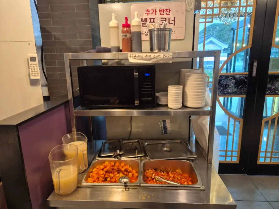 효은옥 경주분점 4인 테이블과 룸 공간