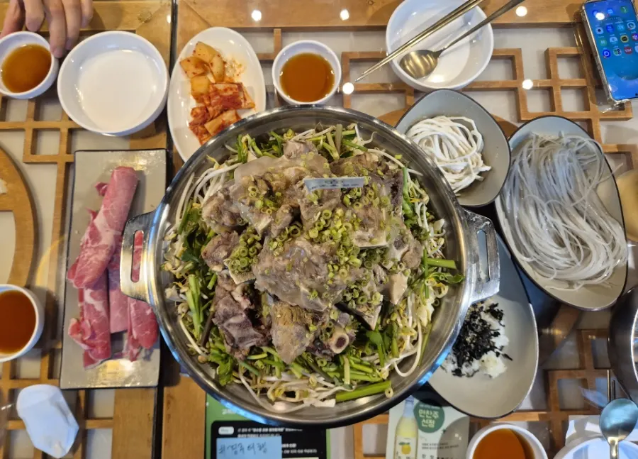 깊은 냄비에 높이 쌓인 뼈베레스트 소갈비