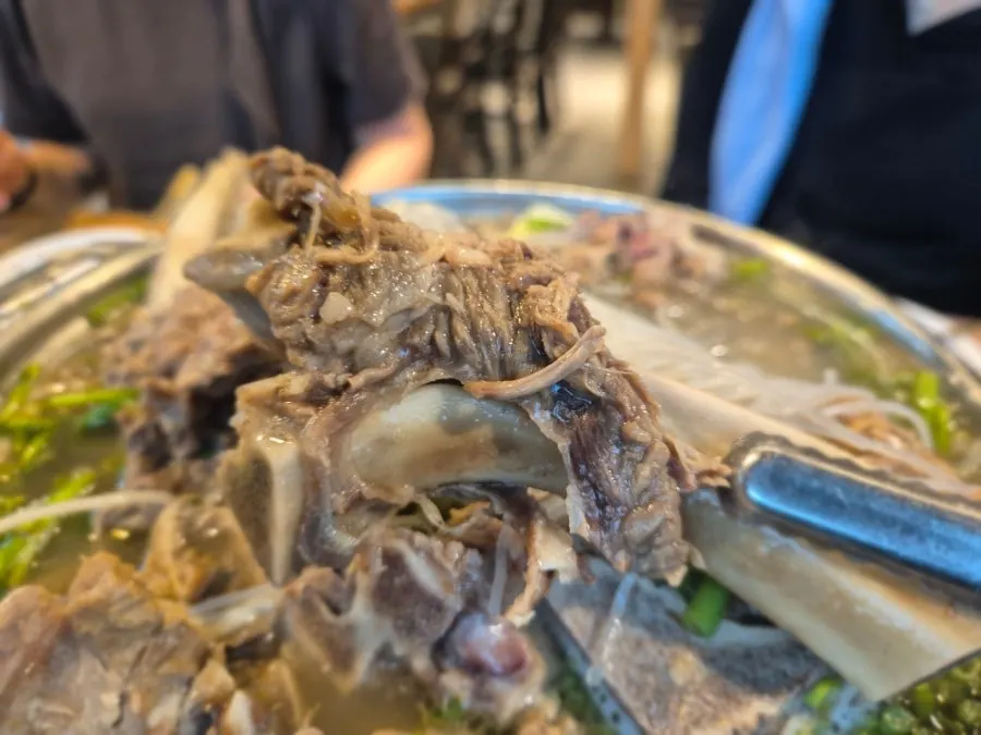 칼국수면과 곤드레죽까지 차려진 한식 한상