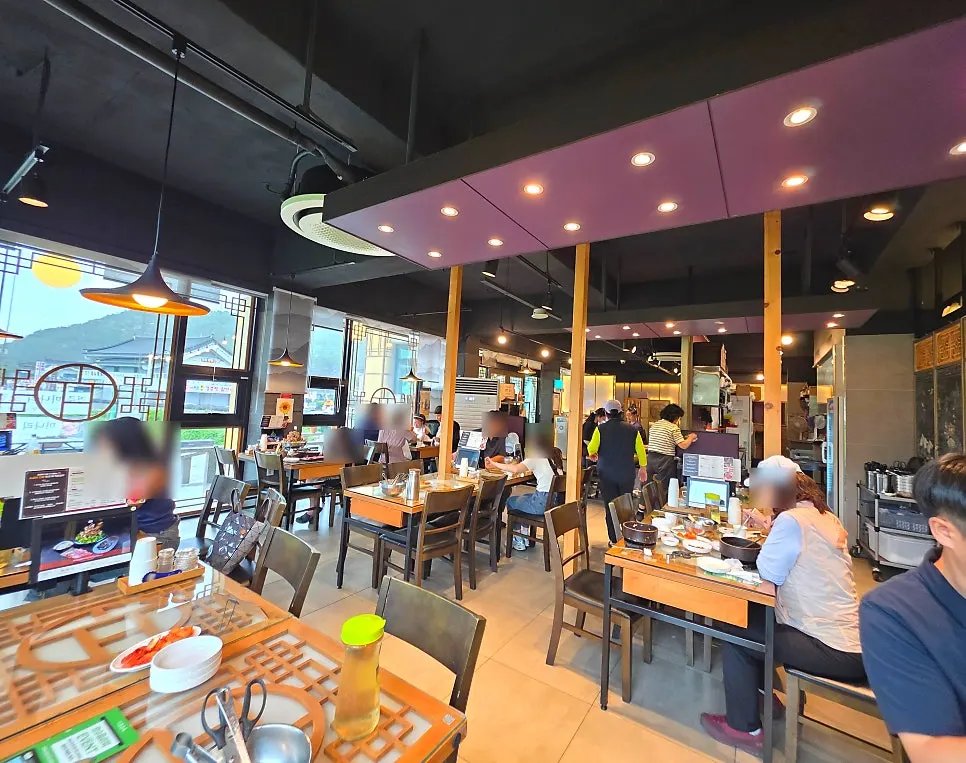 Hyoeunok dining hall with customers of various ages