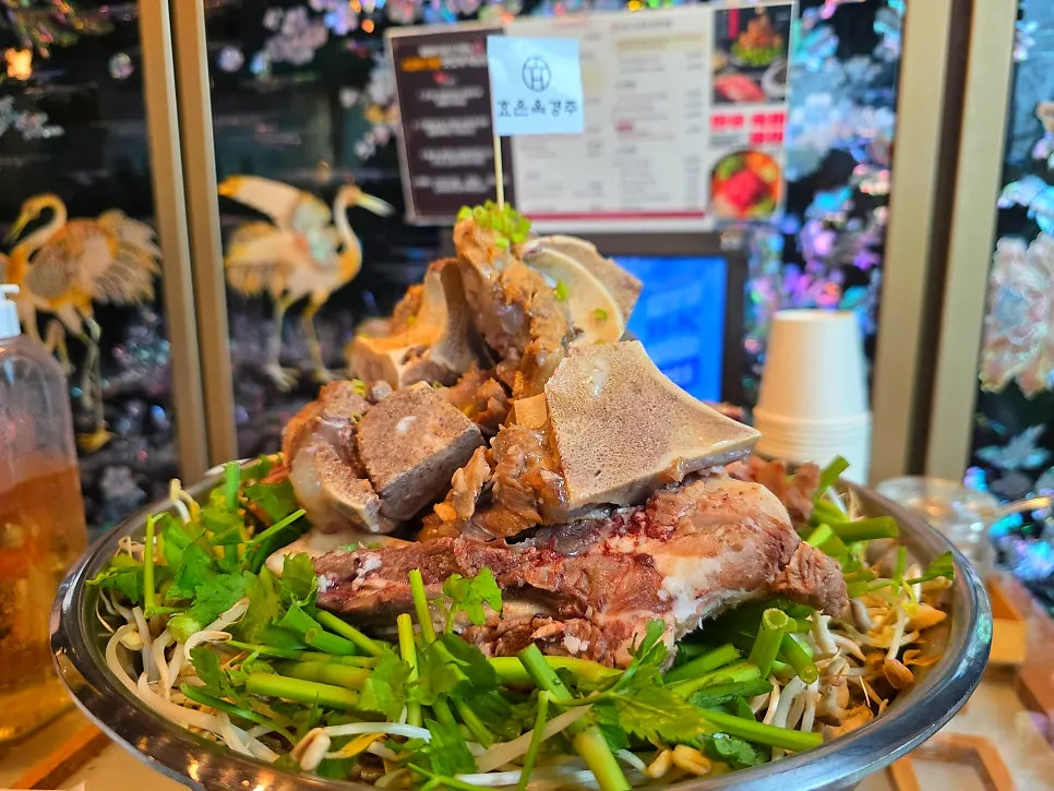 A pot of Ppyeoberest hot pot served on the table