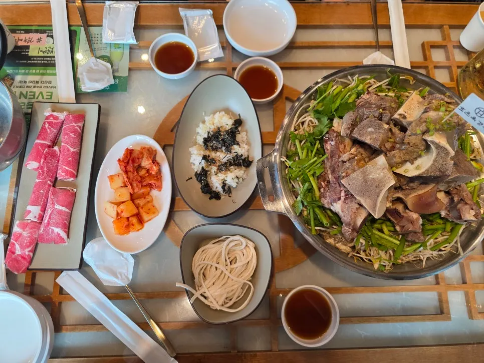 Ppyeoberest piled high with beef bones and beef ribs