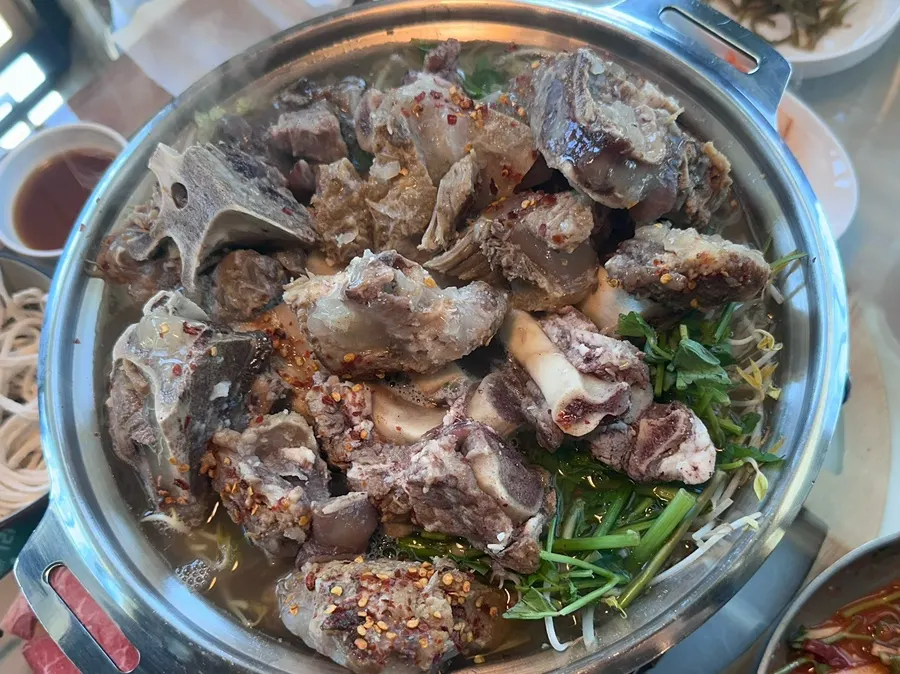 한우 육회와 미나리를 올린 효은옥 육회물회
