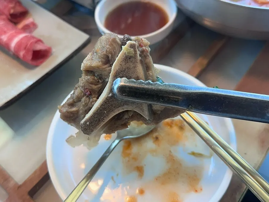 끓어오른 뼈베레스트 전골에서 야채를 건지는 모습