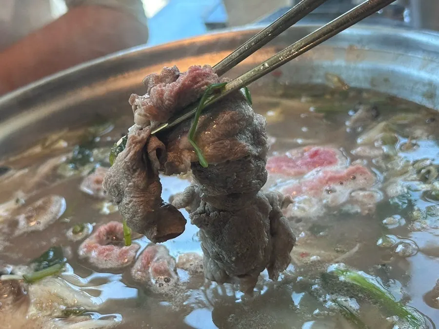 칼국수와 죽까지 끓여 마무리한 전골 냄비