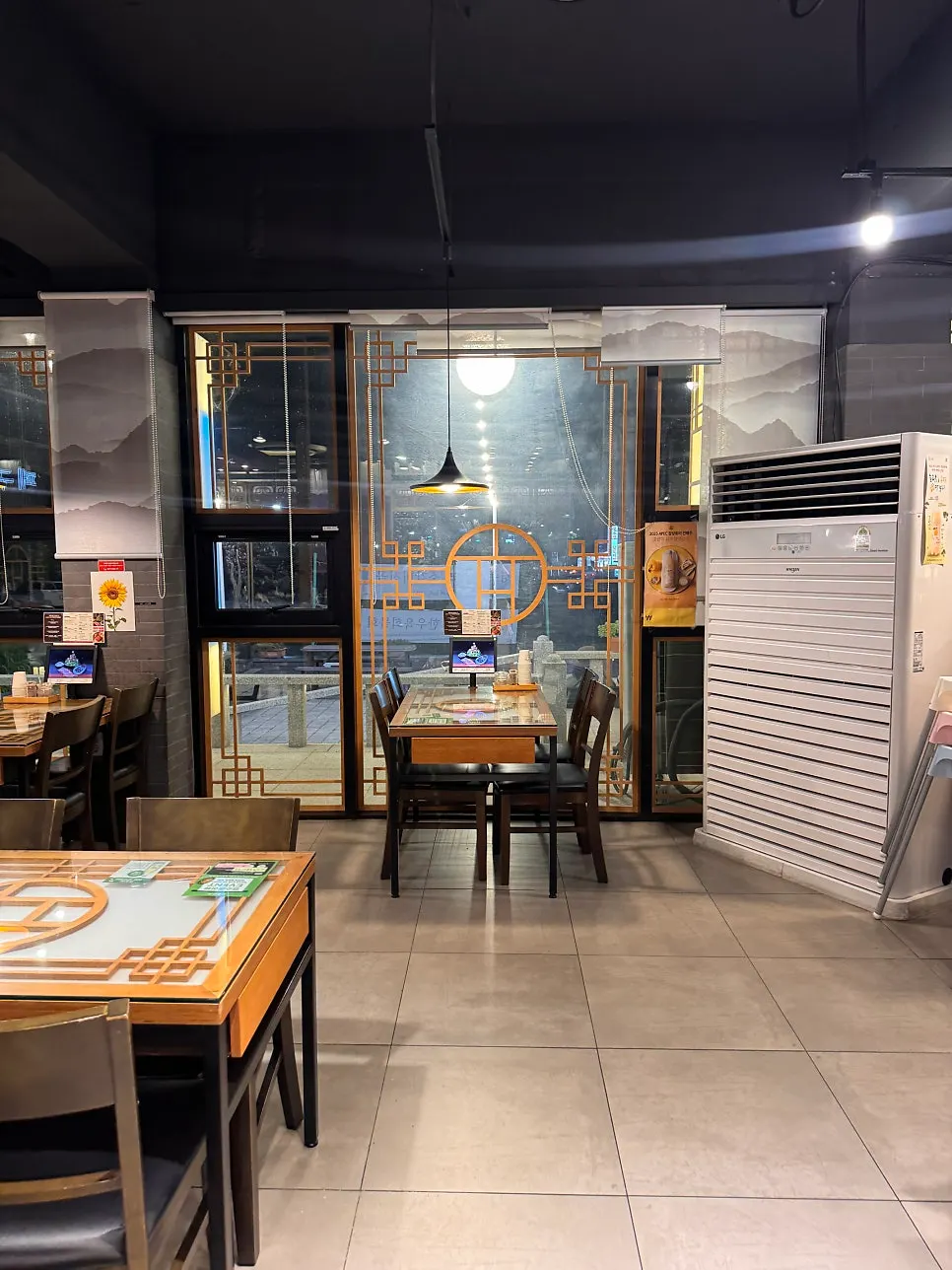 The interior of Hyoeunok Gyeongju Branch with roomy seating