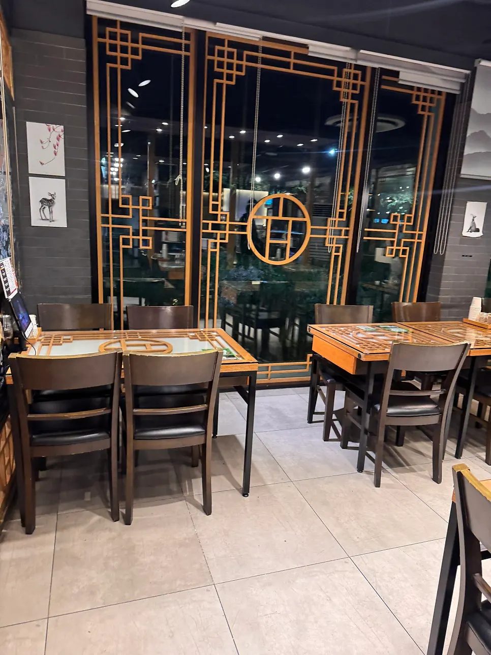 Table seating with a hanok atmosphere at Hyoeunok Gyeongju Branch