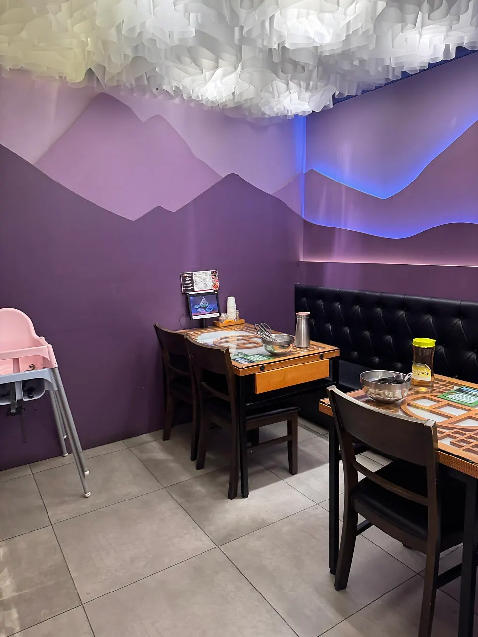 Seating area at Hyoeunok Gyeongju Branch that accommodates groups
