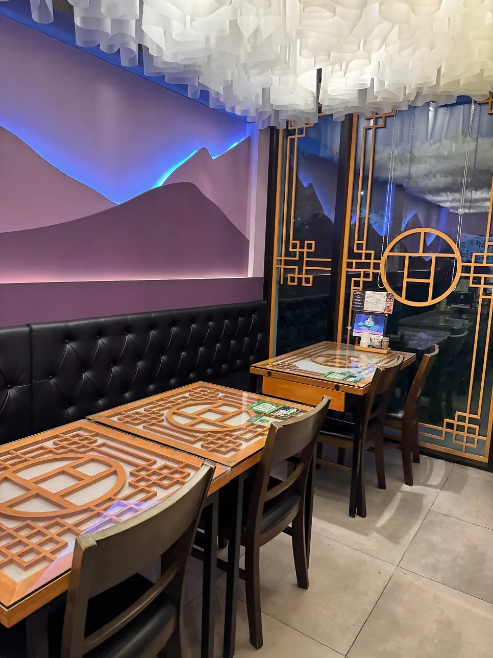 A full view of the interior décor at Hyoeunok Gyeongju Branch