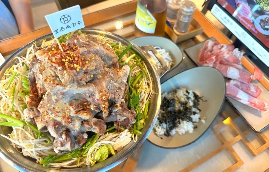 소갈비전골과 밑반찬이 차려진 한 상
