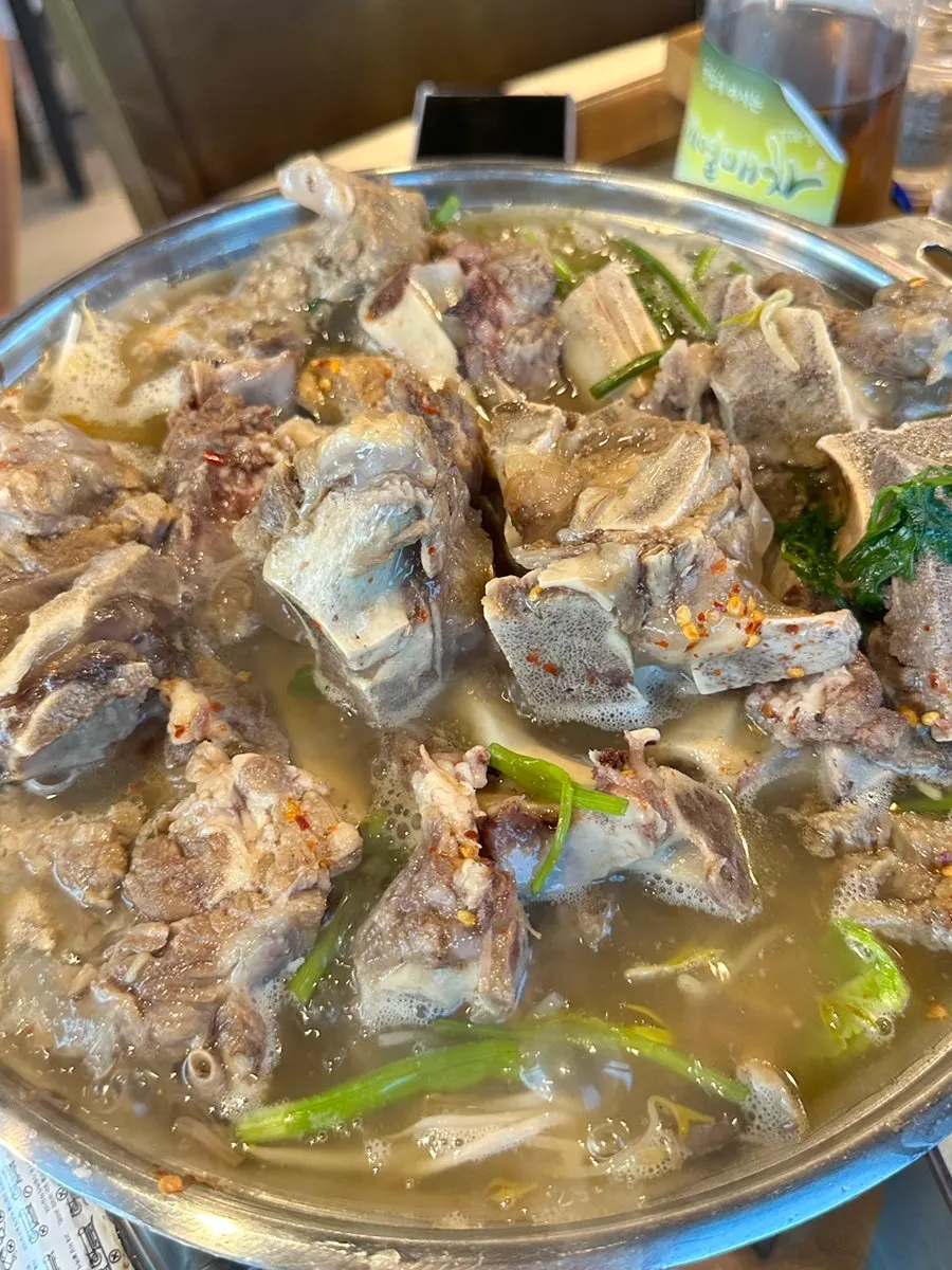 높게 쌓아올린 소뼈갈비 클로즈업