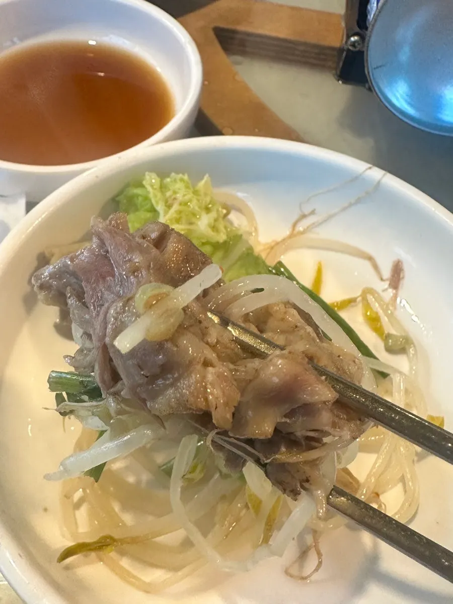 소스에 찍은 소갈비 한 점