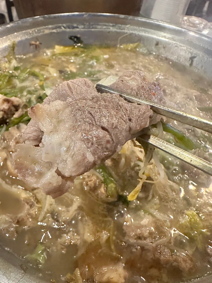 채소와 함께 담아 먹는 전골 한 접시