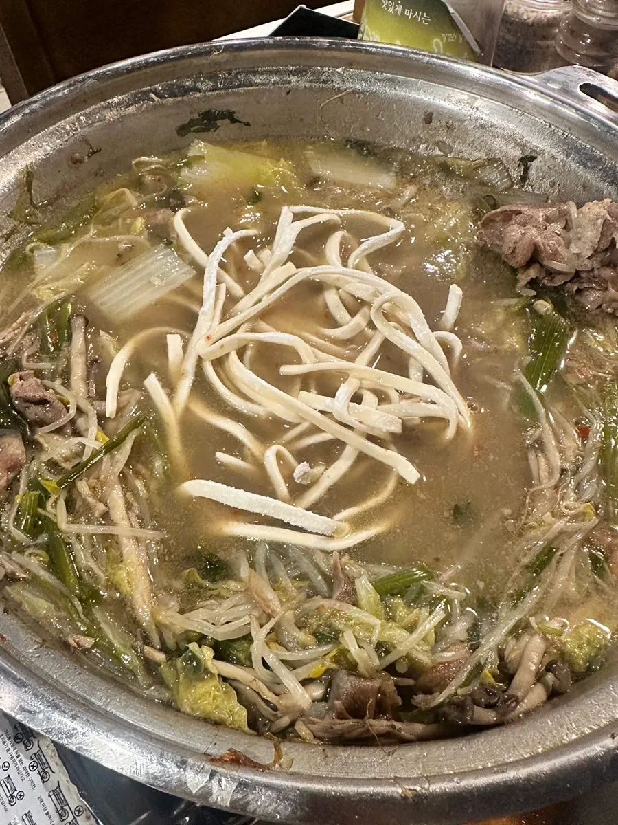 우삼겹을 넣어 샤브샤브처럼 익히는 모습