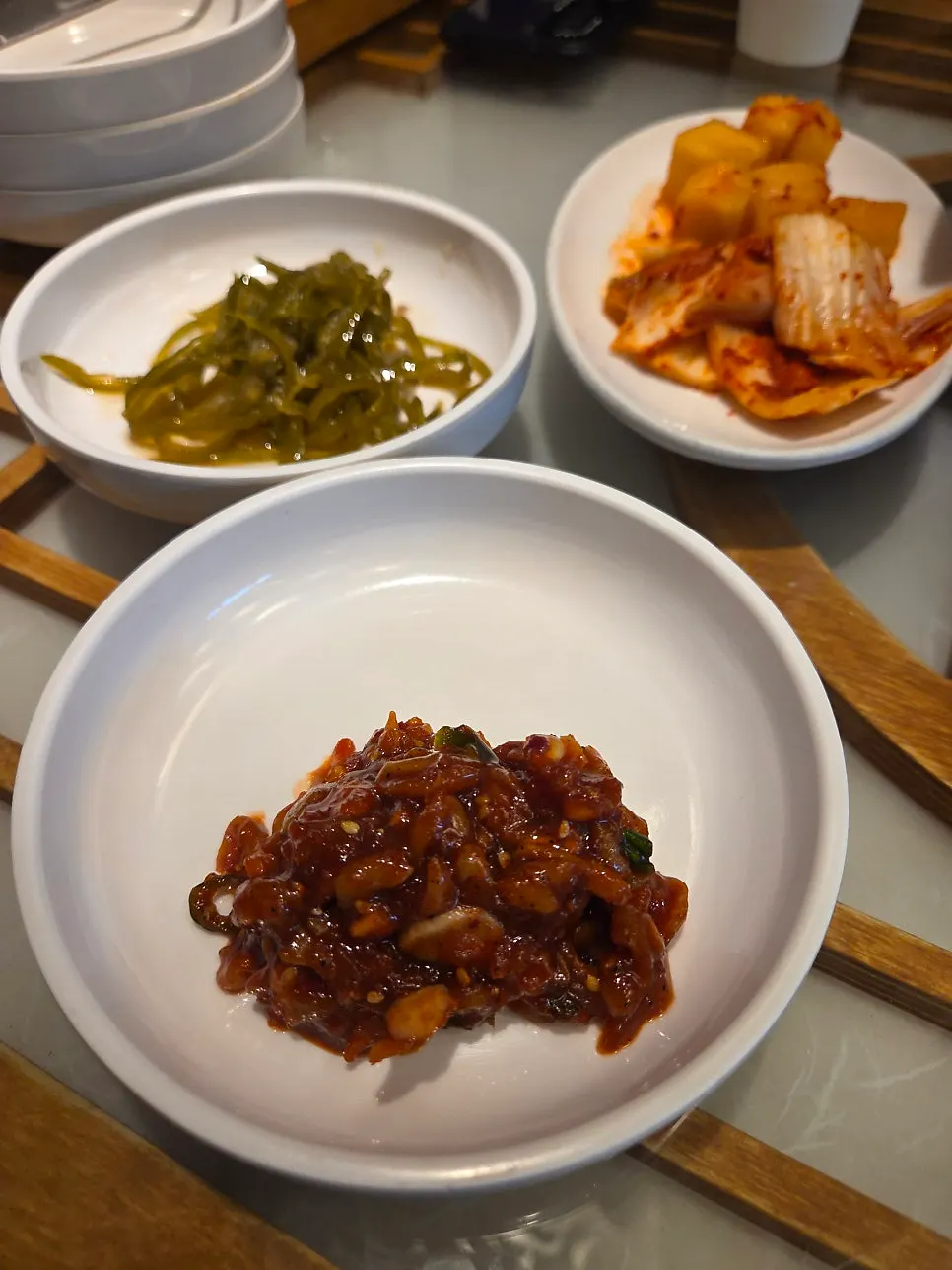 밑반찬을 가져다 먹는 효은옥 셀프바