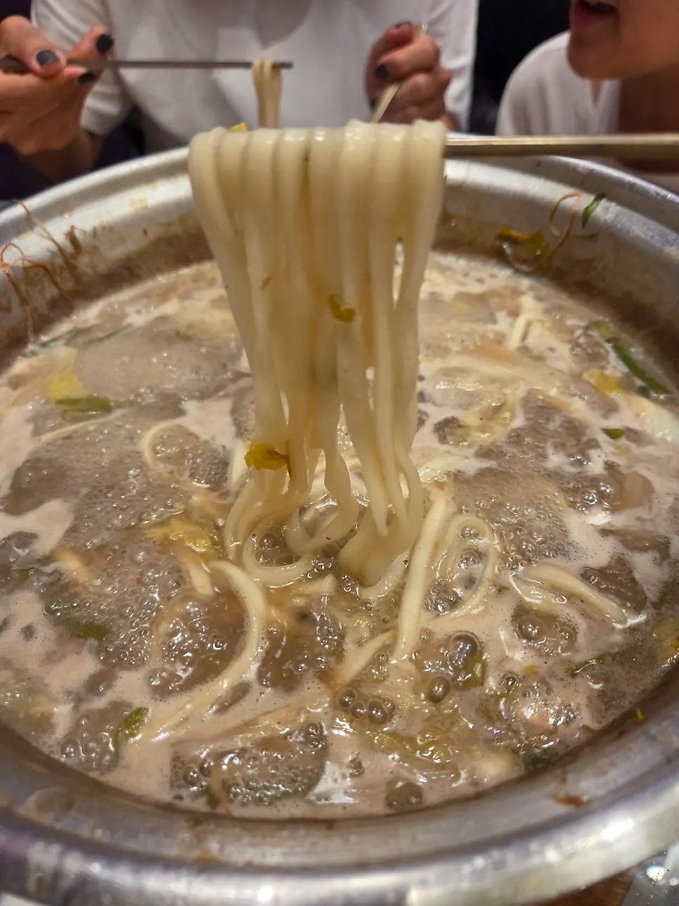 육수가 배어든 효은옥 칼국수