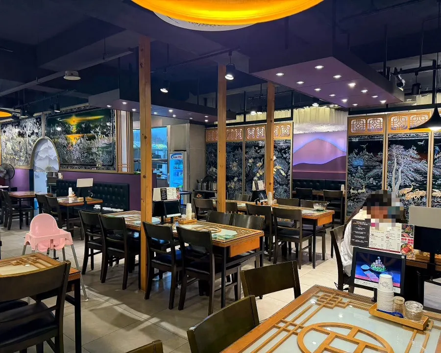 Interior of Hyoeunok Gyeongju Branch with mother-of-pearl decor