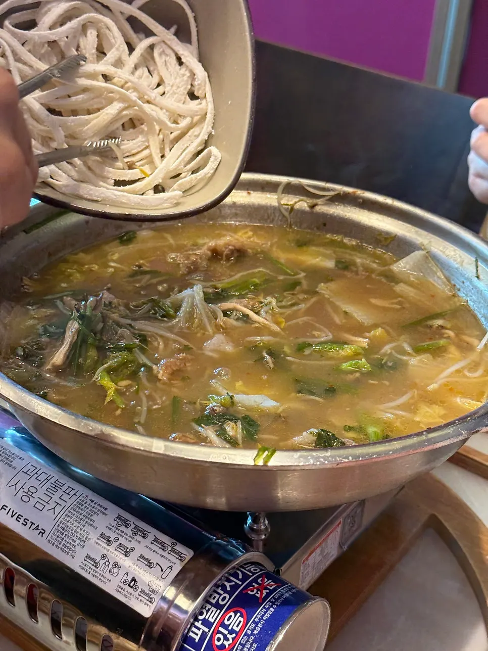 전골 국물에 넣은 칼국수 사리