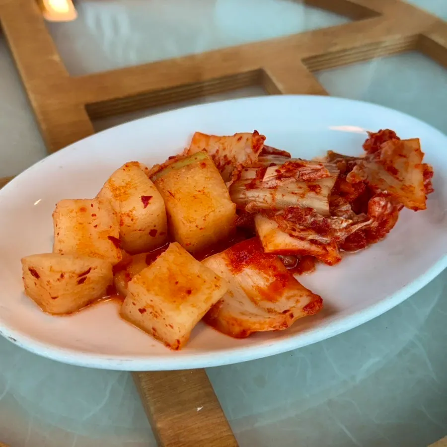 기본 반찬 깍두기와 김치