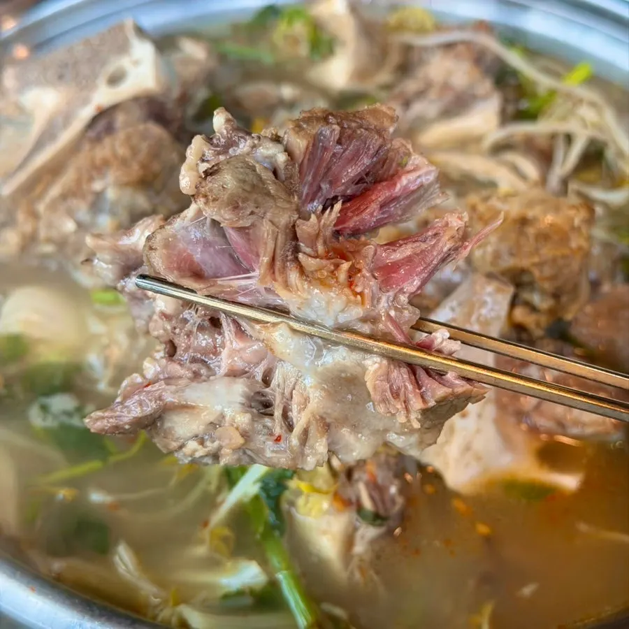뼈에서 분리되는 부드러운 갈비살