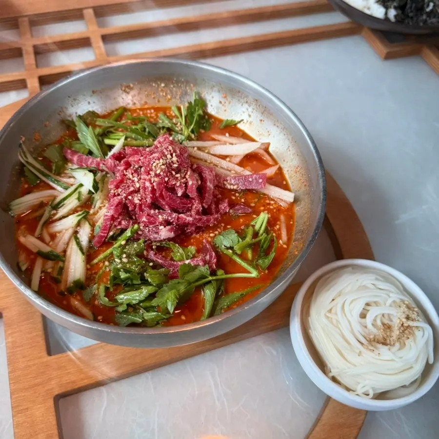 매운소스를 넣어 얼큰해진 소갈비 전골 국물