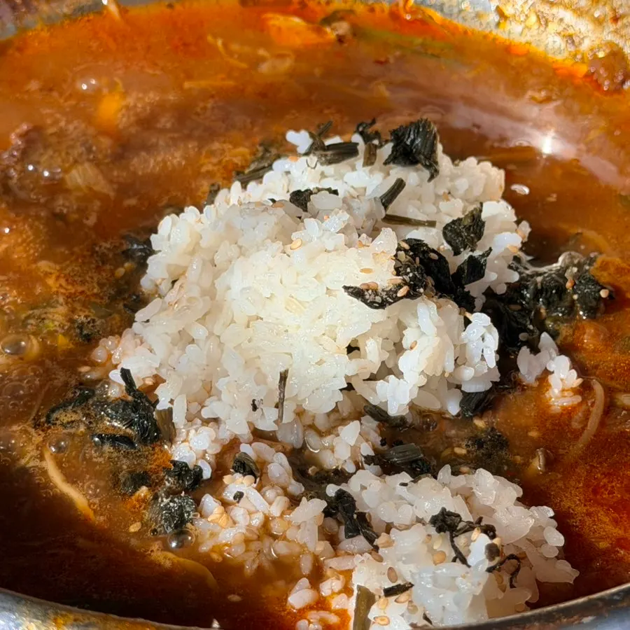 육수에 끓인 칼국수면