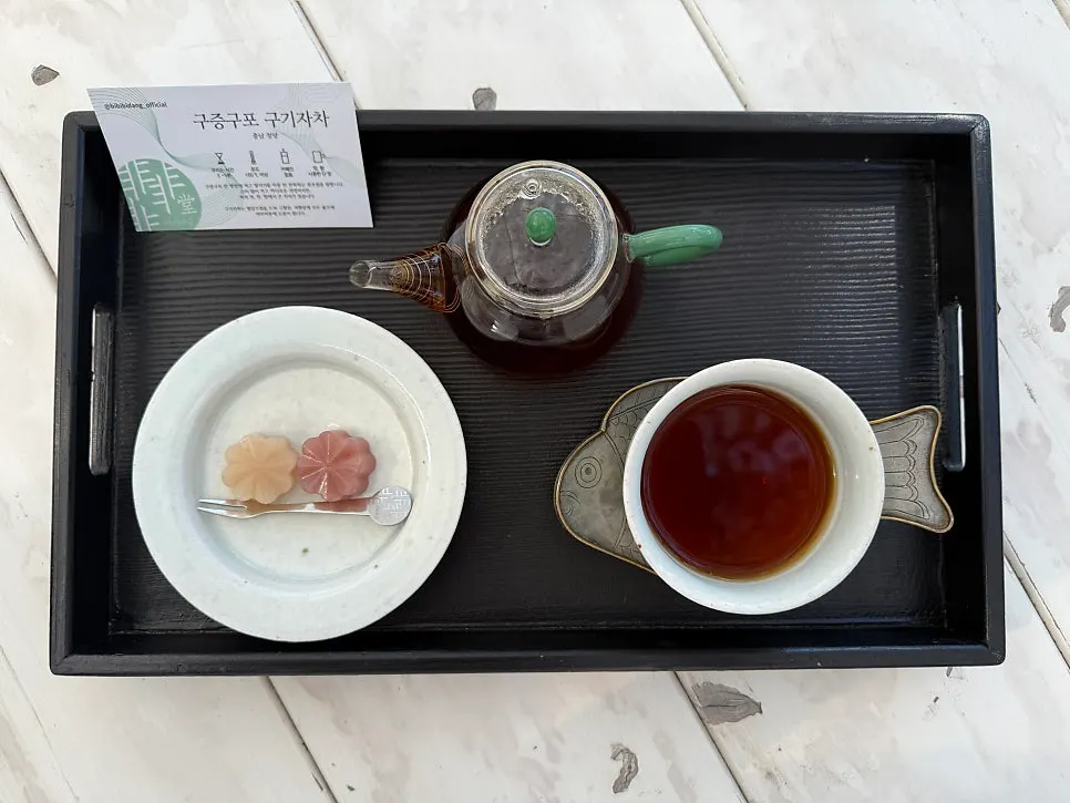Nine-times-brewed gugija tea in a jar-shaped teacup