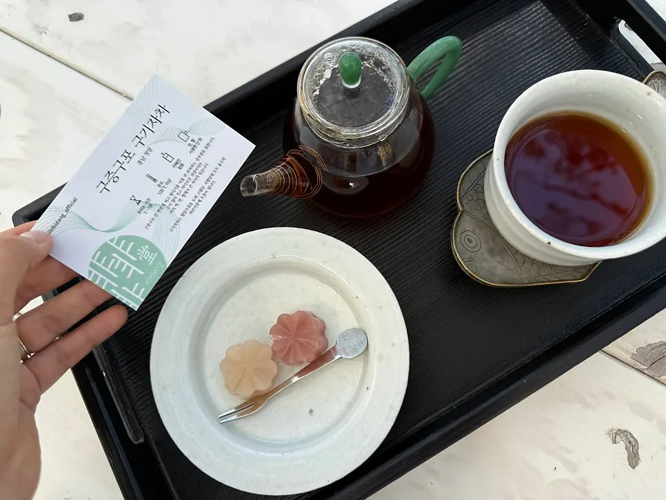 Plate of flower-shaped yuzu and strawberry yanggaeng