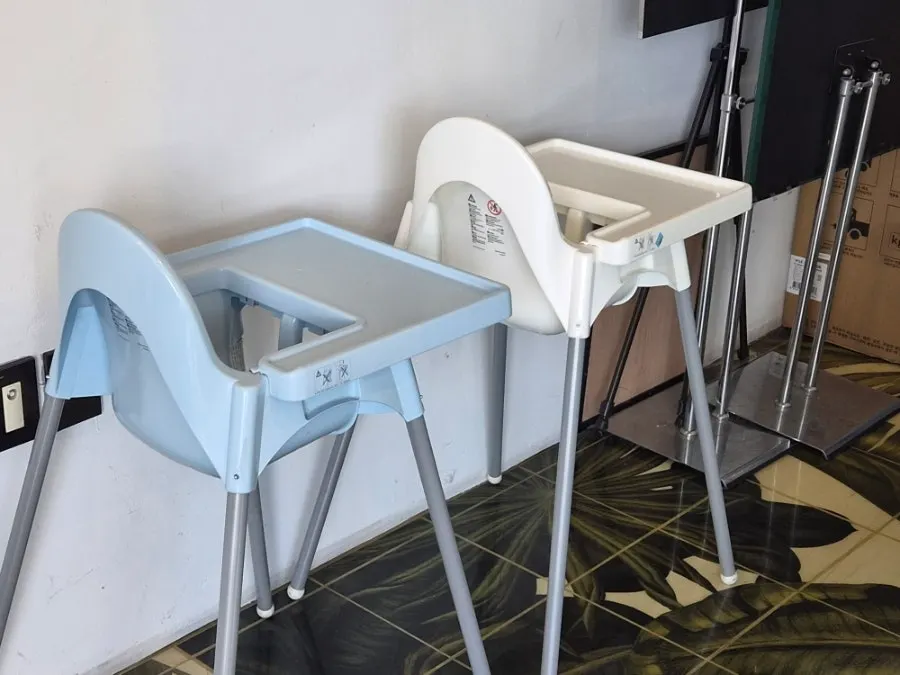 카페 야드 1층 테이블과 인테리어